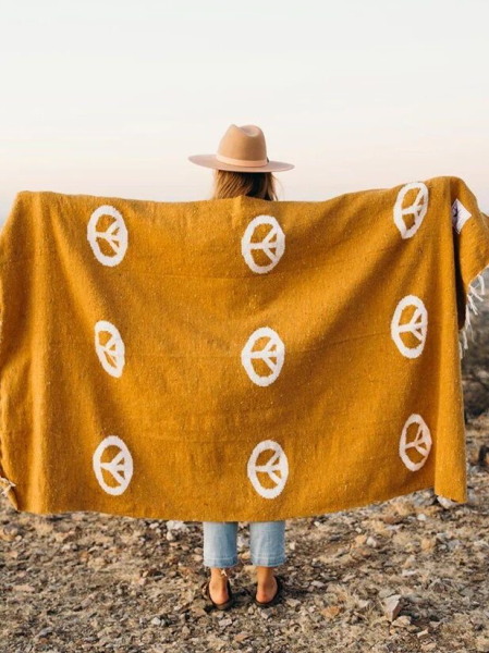 7 экологичных одеял для пикника на весну 2023