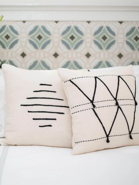10 экологичных декоративных подушек для Уютный диван