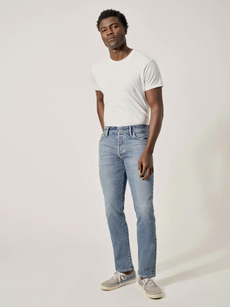 9 устойчивых брендов для Мужские джинсы и деним в 2023 году